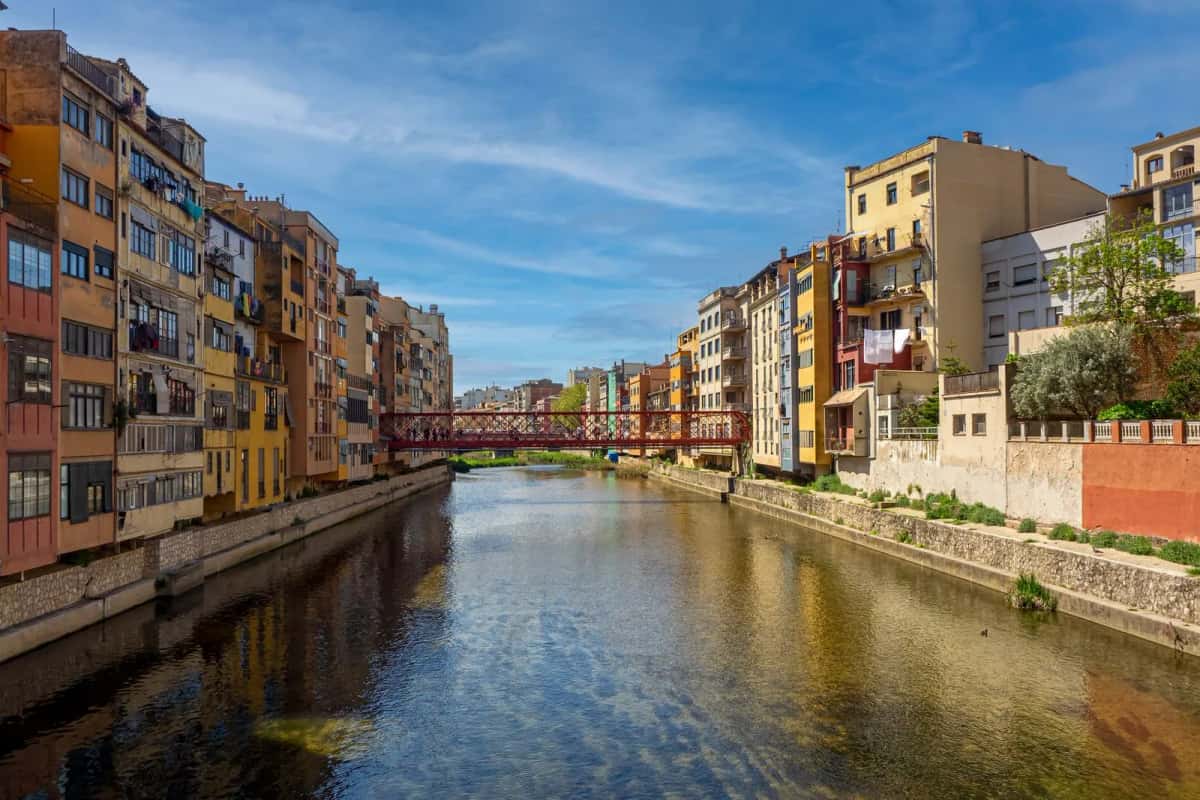 Maisons colorées de l'Onyar à Girona avec le pont de Gustave Eiffel