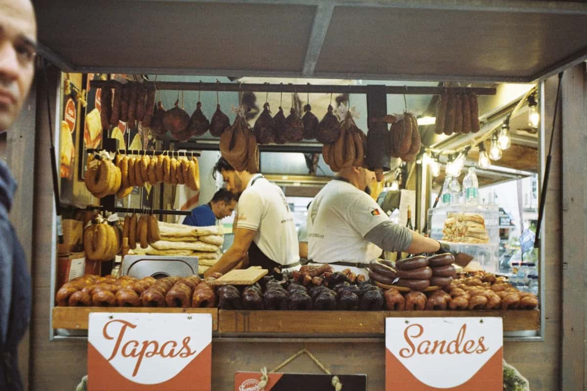Chef cuisinier dans un bar à tapas barcelonais