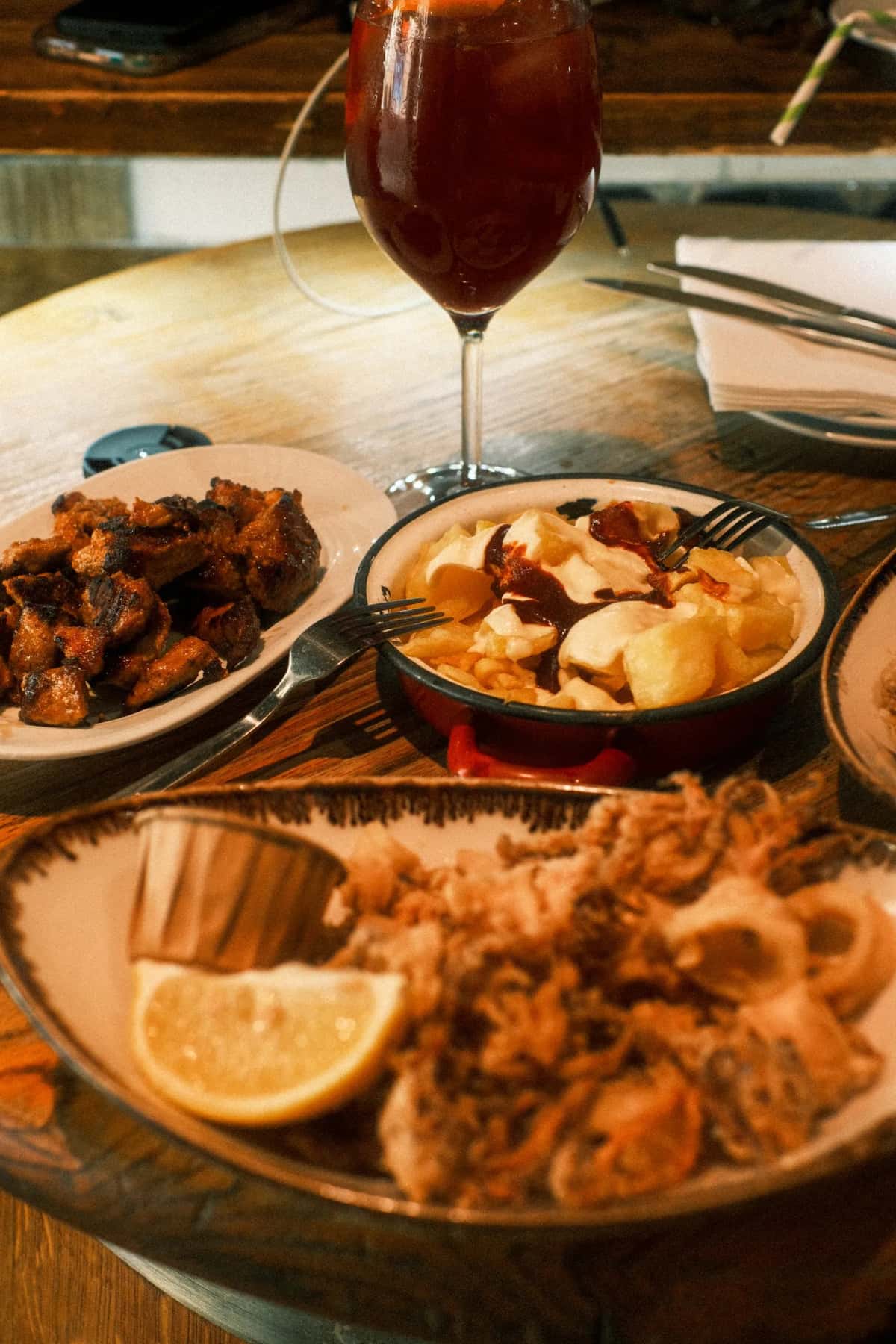 Tapas catalanes et vin à Barcelone
