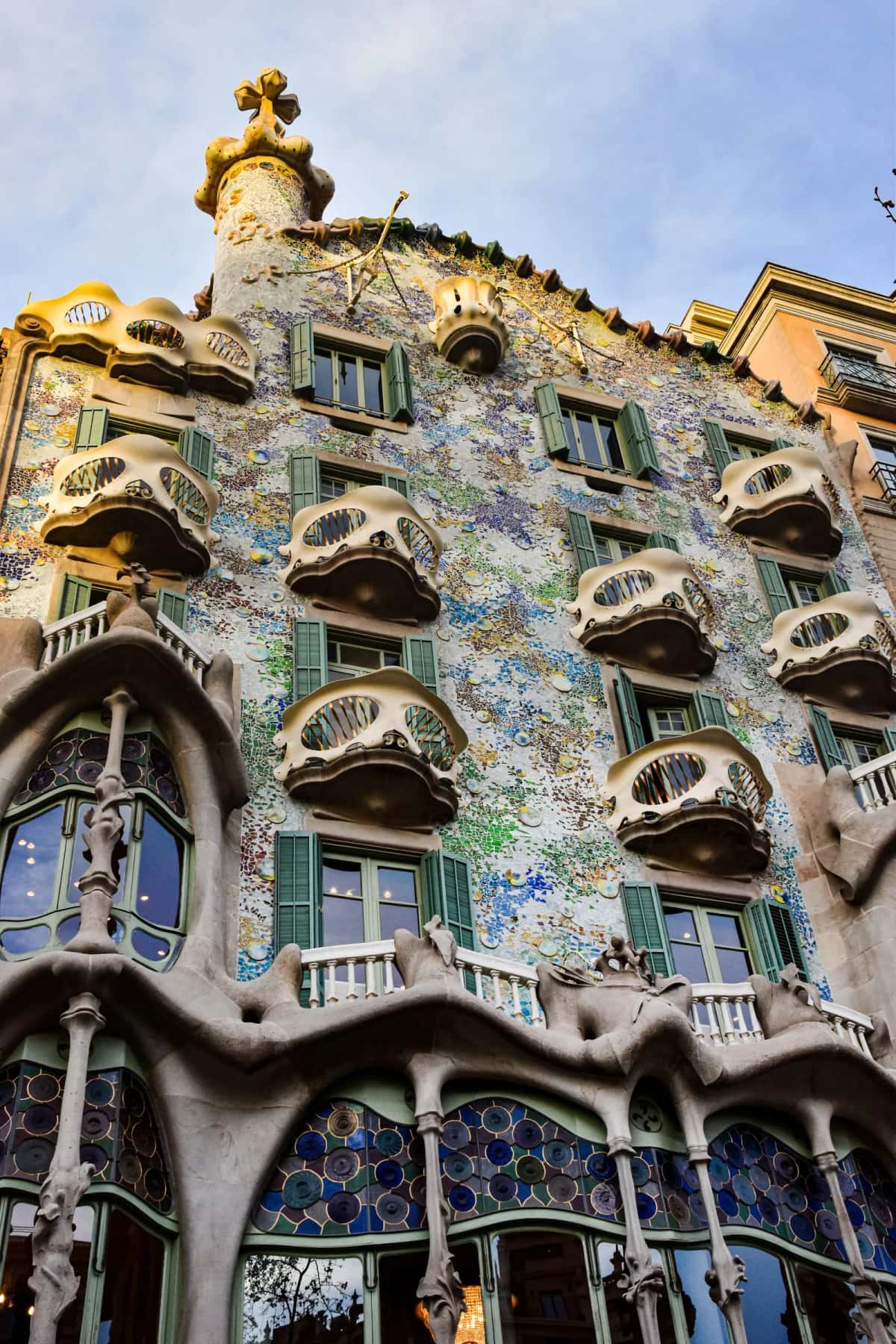 Façade de la Casa Batlló de Gaudí sur le Passeig de Gràcia à Barcelone