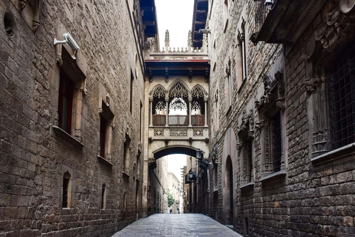 Ruelle médiévale et pont des Soupirs dans le Barri Gòtic de Barcelone