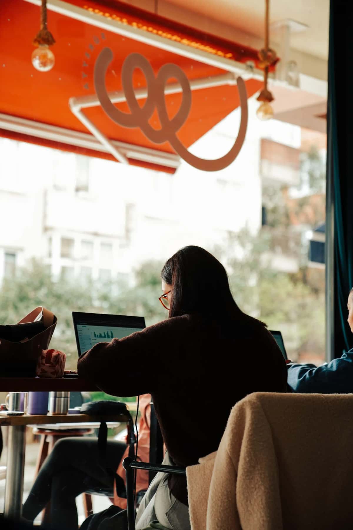 Nomades digitaux travaillant dans un café à Barcelone
