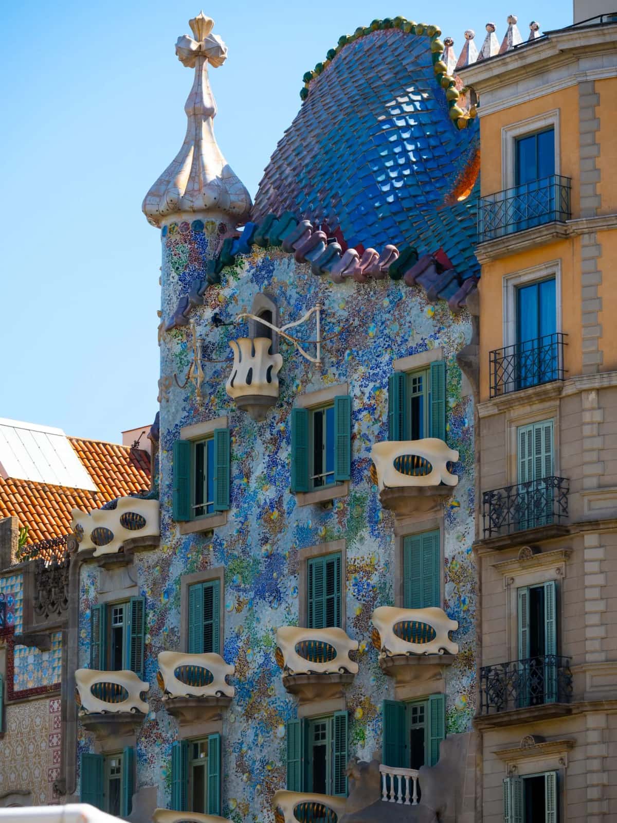 Façade colorée de la Casa Batlló de Gaudí sur le Passeig de Gràcia