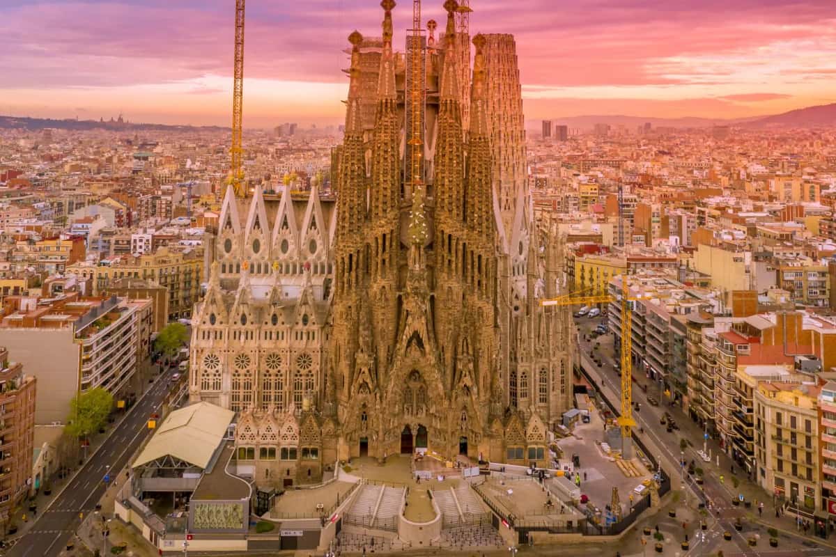 Vue panoramique de Barcelone avec la Sagrada Família et la Méditerranée
