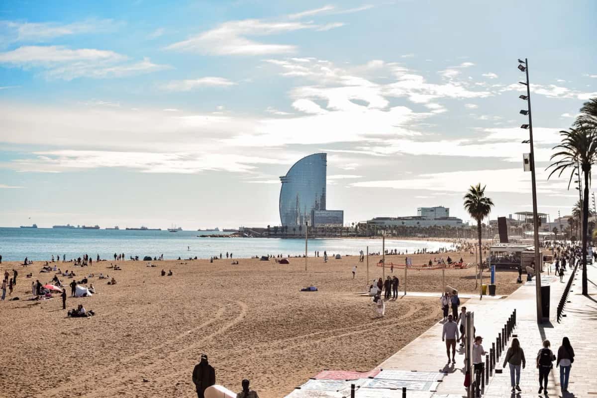 Plage de Barcelone sous le soleil méditerranéen