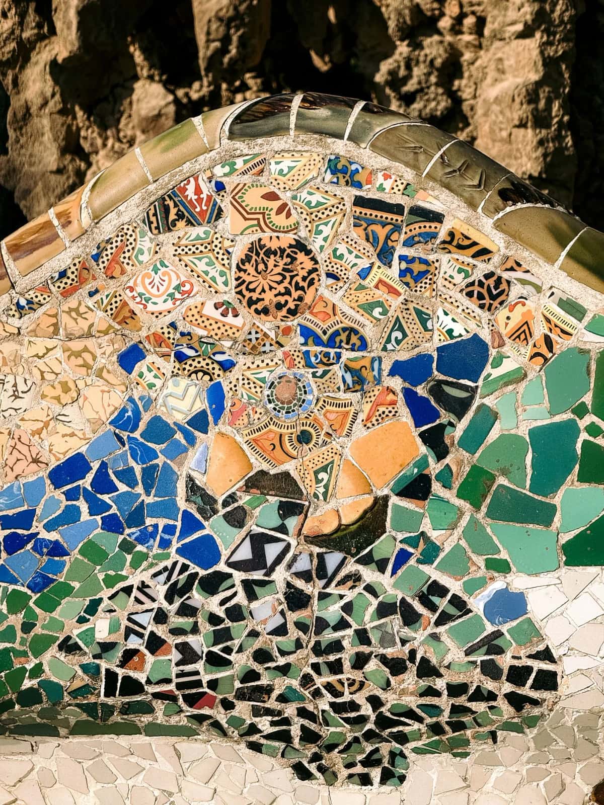 Mosaïque trencadis colorée du Park Güell de Gaudí à Barcelone