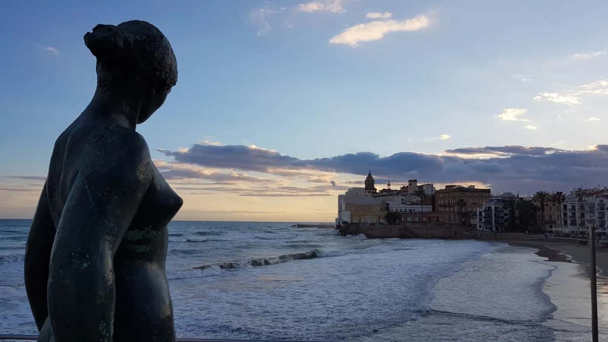 Vue sur le village blanc de Sitges et son église baroque face à la mer
