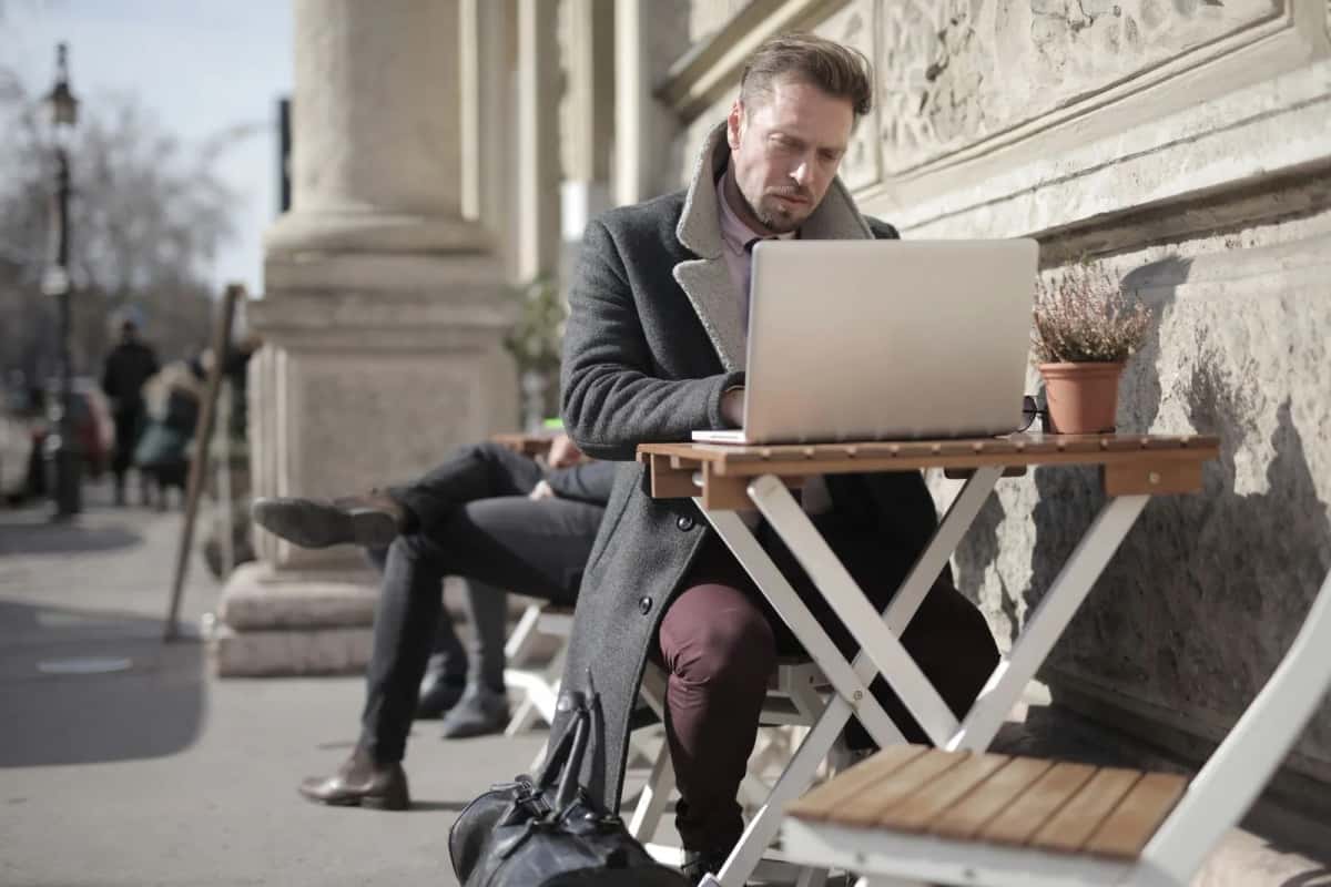 Freelance travaillant en extérieur à Barcelone
