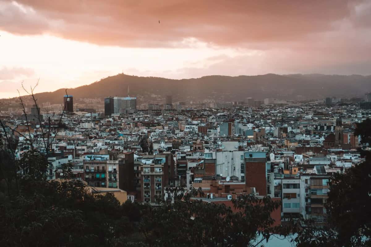 Vue panoramique de Barcelone depuis les hauteurs avec la mer Méditerranée
