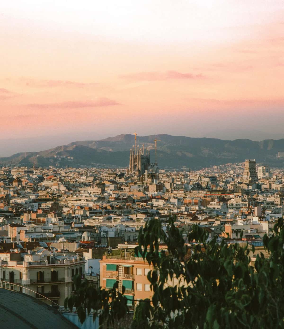 Vue aérienne de Barcelone avec la Sagrada Familia au coucher du soleil