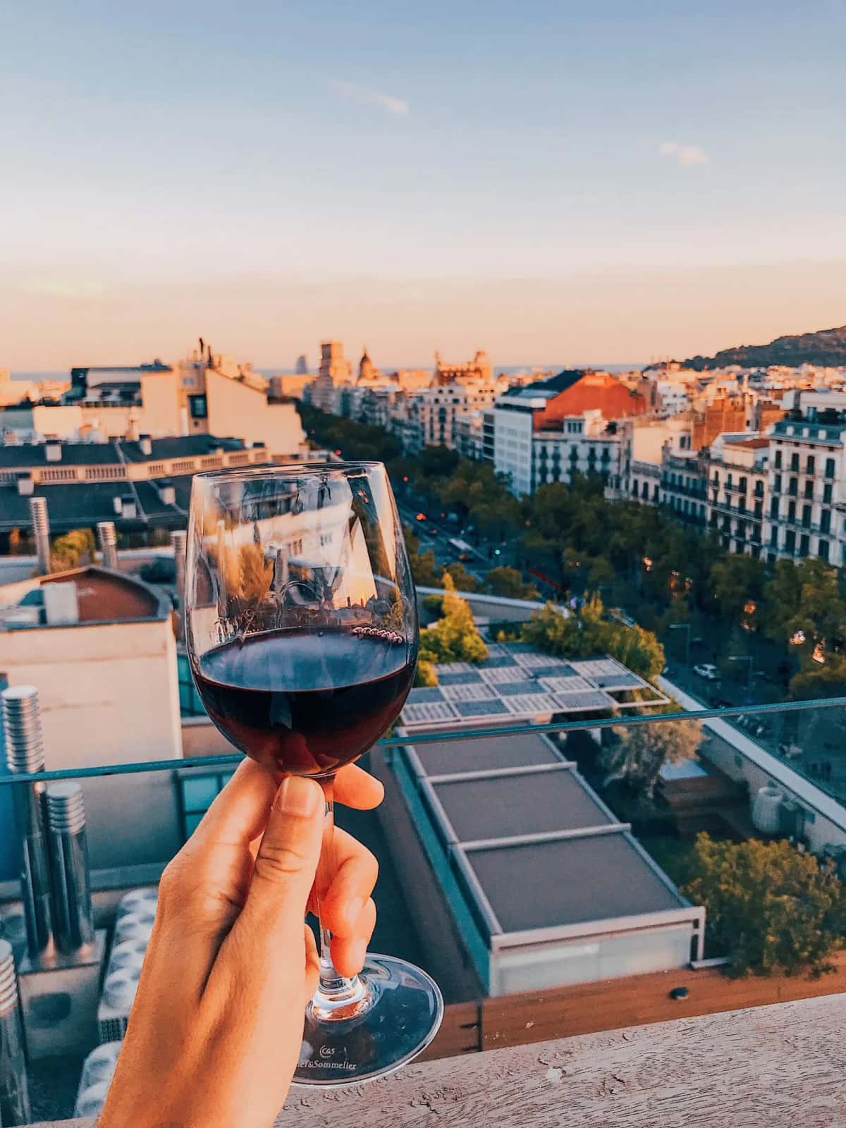 Vue depuis un rooftop à Barcelone avec un verre de vin