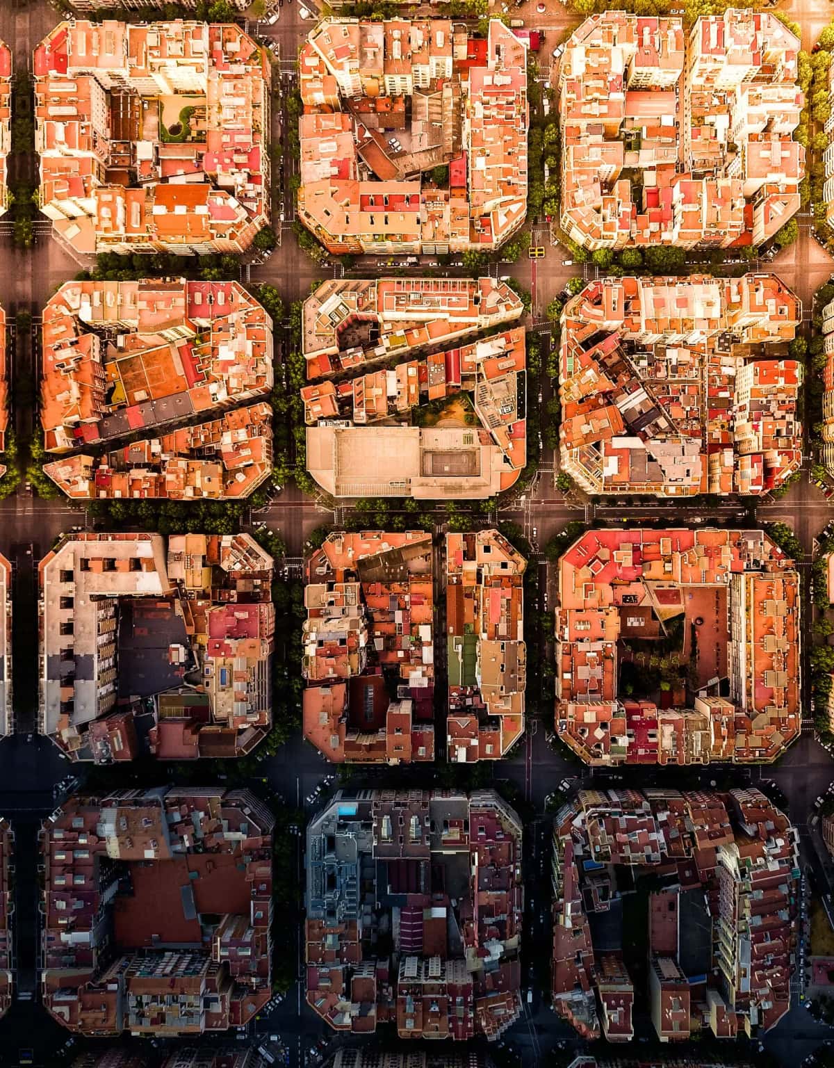 Vue aérienne des quartiers de Barcelone avec la grille de l'Eixample