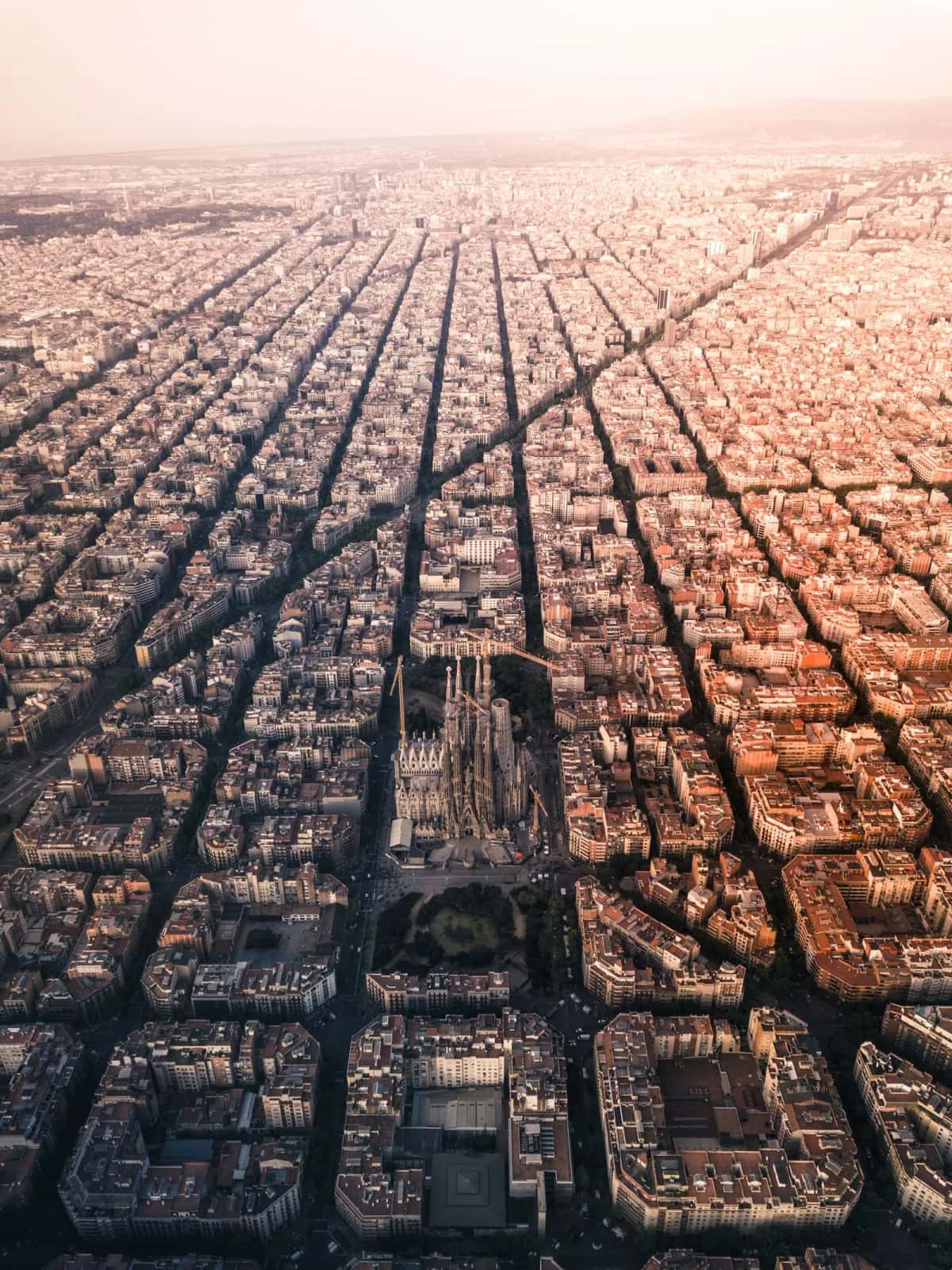 Vue aérienne de l'Eixample barcelonais avec la Sagrada Familia